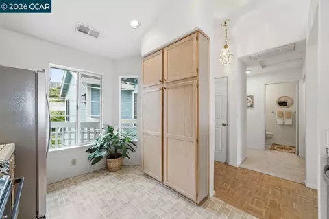 Entry Way - 801 Timbercove St #4, Vallejo, CA 94591 photo 3 of 4