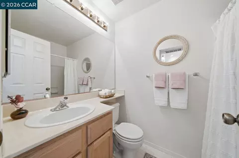 Bath - 801 Timbercove St #4, Vallejo, CA 94591 photo 3 of 3