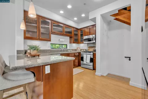 405 Palisade Dr, Oakland, CA 94607
