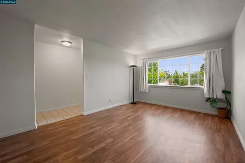 Living - 306 Winchester St, Vallejo, CA 94590 photo 1 of 7