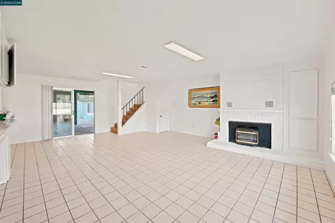 Living - 306 Winchester St, Vallejo, CA 94590 photo 3 of 7