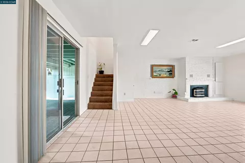 Living - 306 Winchester St, Vallejo, CA 94590 photo 2 of 7