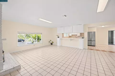 Living - 306 Winchester St, Vallejo, CA 94590 photo 4 of 7