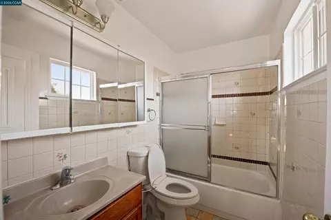 Bath - 306 Winchester St, Vallejo, CA 94590 photo 2 of 5