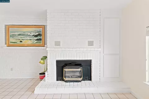 Living - 306 Winchester St, Vallejo, CA 94590 photo 5 of 7