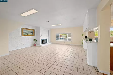 Living - 306 Winchester St, Vallejo, CA 94590 photo 6 of 7