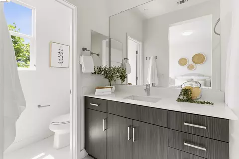 Bath - 1355 Pullman Way, Oakland, CA 94607 photo 6 of 8