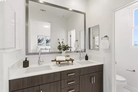 Bath - 1355 Pullman Way, Oakland, CA 94607 photo 5 of 8