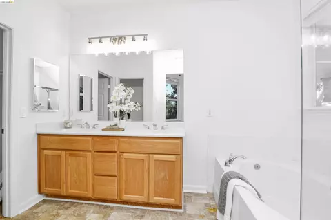 Bath - 4681 Big Bear Rd, Oakley, CA 94561 photo 2 of 3