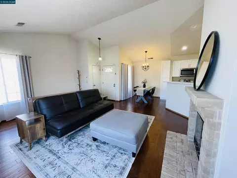 Living - 1111 Devonwood, Hercules, CA 94547 photo 3 of 3