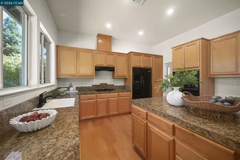 Kitchen - 1895 Renee Way, Concord, CA 94521 photo 3 of 6