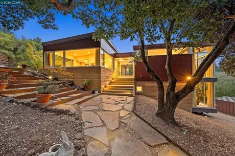 2 Crane Ct, Orinda, CA 94563