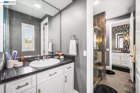 Bath - 3064 Redbridge Rd, Tracy, CA 95377 photo 2 of 5