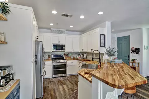 Kitchen - 619 Falling Star Dr, Martinez, CA 94553 photo 2 of 3