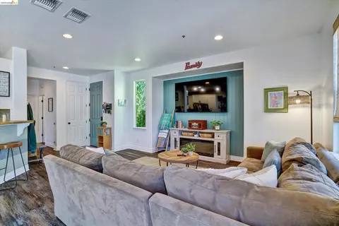 Living - 619 Falling Star Dr, Martinez, CA 94553 photo 3 of 3