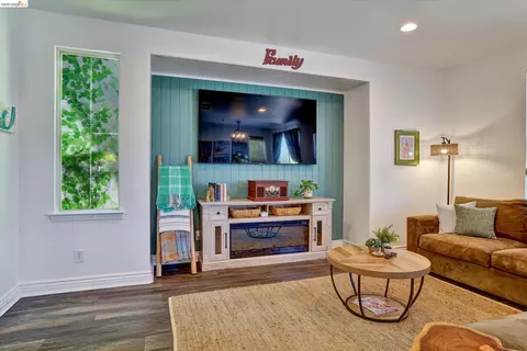 Living - 619 Falling Star Dr, Martinez, CA 94553 photo 2 of 3