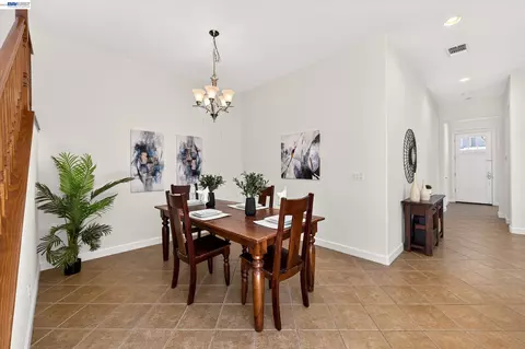 Dining - 9850 Reimers Way, Dublin, CA 94568 photo 2 of 5