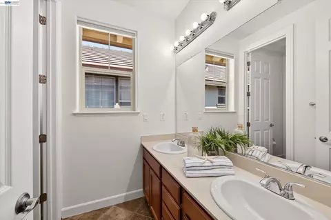 Bath - 9850 Reimers Way, Dublin, CA 94568 photo 4 of 4