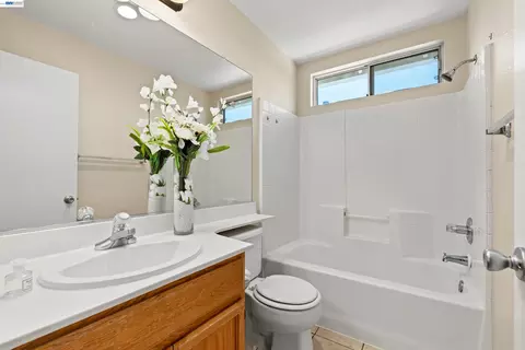 Bath - 3264 Ernest Dr, Tracy, CA 95376 photo 2 of 6