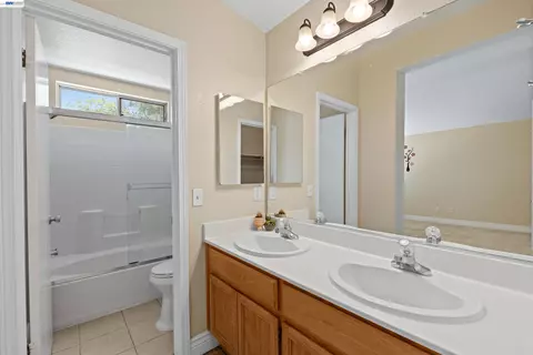 Bath - 3264 Ernest Dr, Tracy, CA 95376 photo 4 of 6