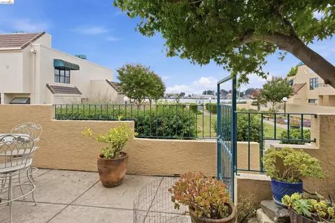 Exterior - 159 Nantucket Ln, Vallejo, CA 94590 photo 5 of 9