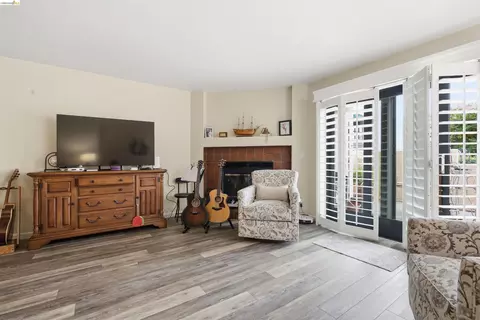 Living - 159 Nantucket Ln, Vallejo, CA 94590 photo 2 of 2