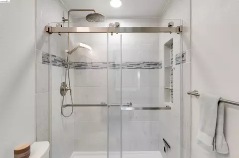 Bath - 159 Nantucket Ln, Vallejo, CA 94590 photo 3 of 3