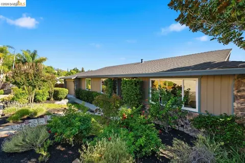 733 Daffodil Way, Concord, CA 94518 photo 2