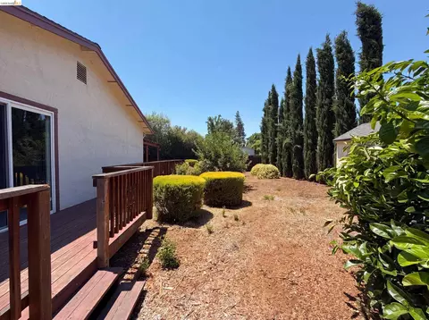 Exterior - 1091 Fox Meadow Way, Concord, CA 94518 photo 5 of 13