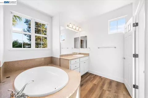 Bath - 1461 Biarritz St, Tracy, CA 95304 photo 2 of 4