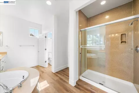 Bath - 1461 Biarritz St, Tracy, CA 95304 photo 3 of 4