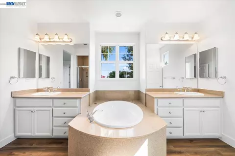 Bath - 1461 Biarritz St, Tracy, CA 95304 photo 1 of 4