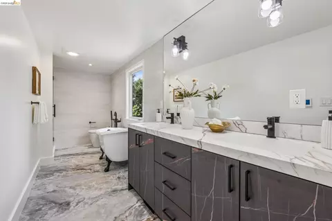 Bath - 15 Jessen Ct, Kensington, CA 94707 photo 3 of 6