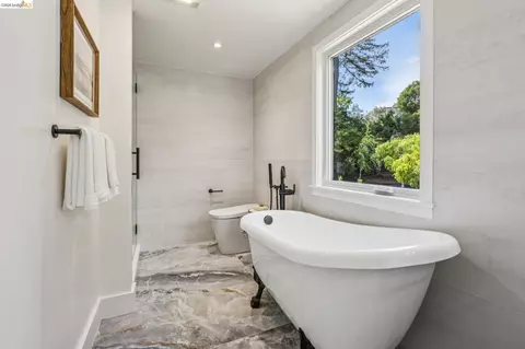 Bath - 15 Jessen Ct, Kensington, CA 94707 photo 4 of 6
