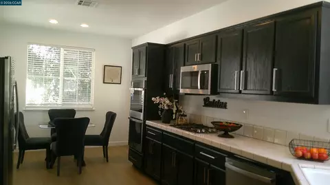 Entry Way - 104 Johnson Ln, Martinez, CA 94553 photo 1 of 2