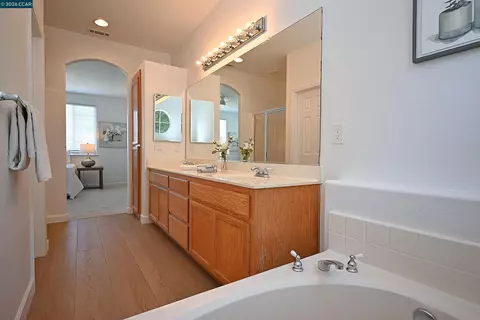 Bath - 104 Johnson Ln, Martinez, CA 94553 photo 2 of 11
