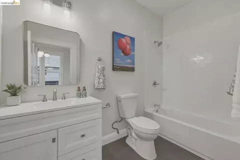 Bath - 1324 Burnett St, Berkeley, CA 94702 photo 4 of 4