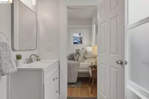 Bath - 1324 Burnett St, Berkeley, CA 94702 photo 3 of 4