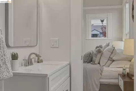 Bath - 1324 Burnett St, Berkeley, CA 94702 photo 2 of 4