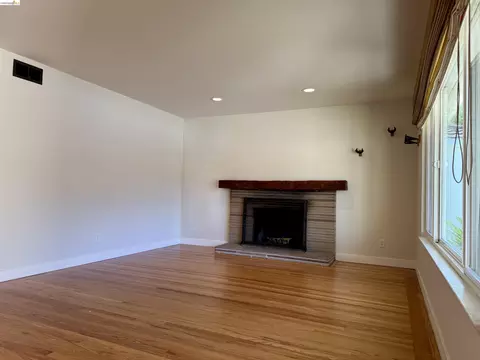 Living - 312 Walker Dr, Mountain View, CA 94043 photo 3 of 5