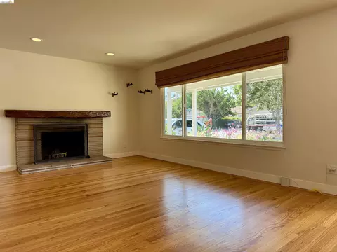 Living - 312 Walker Dr, Mountain View, CA 94043 photo 2 of 5