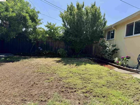 Exterior - 312 Walker Dr, Mountain View, CA 94043 photo 6 of 20