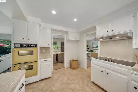 Kitchen - 1600 Copenhagen Way, Carmichael, CA 95608 photo 4 of 6