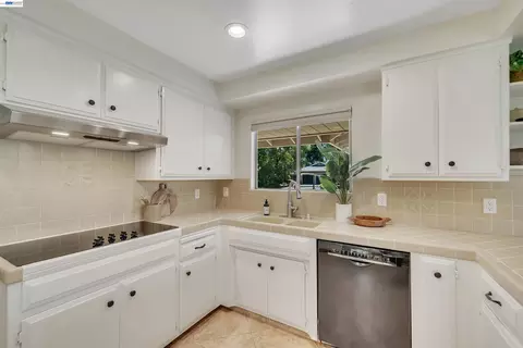 Kitchen - 1600 Copenhagen Way, Carmichael, CA 95608 photo 5 of 6
