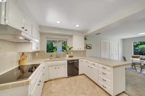 Kitchen - 1600 Copenhagen Way, Carmichael, CA 95608 photo 3 of 6