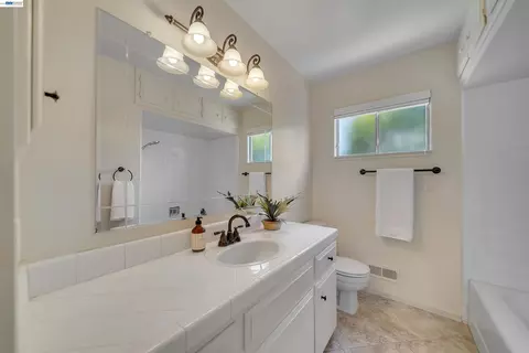 Bath - 1600 Copenhagen Way, Carmichael, CA 95608 photo 3 of 3