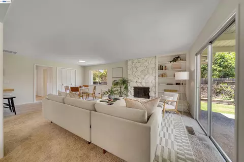 Living - 1600 Copenhagen Way, Carmichael, CA 95608 photo 5 of 8