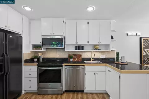 Kitchen - 911 Dewing Ave, Lafayette, CA 94549 photo 6 of 7