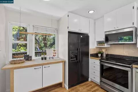 Kitchen - 911 Dewing Ave, Lafayette, CA 94549 photo 7 of 7