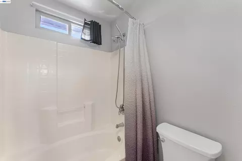 Bath - 3009 Perry Ln, Tracy, CA 95377 photo 4 of 5